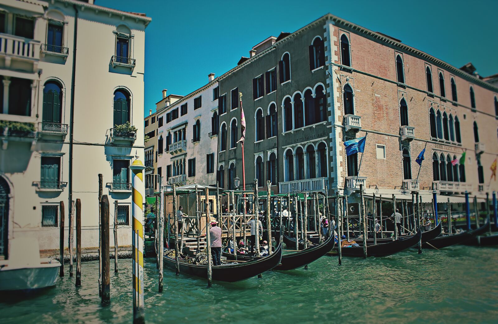 Canon EOS 1300D (EOS Rebel T6 / EOS Kiss X80) sample photo. Venice, gondolas, italy photography