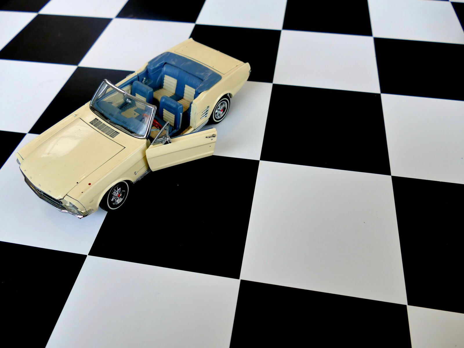 Panasonic Lumix DMC-FZ1000 sample photo. Model car, oldtimer, auto photography