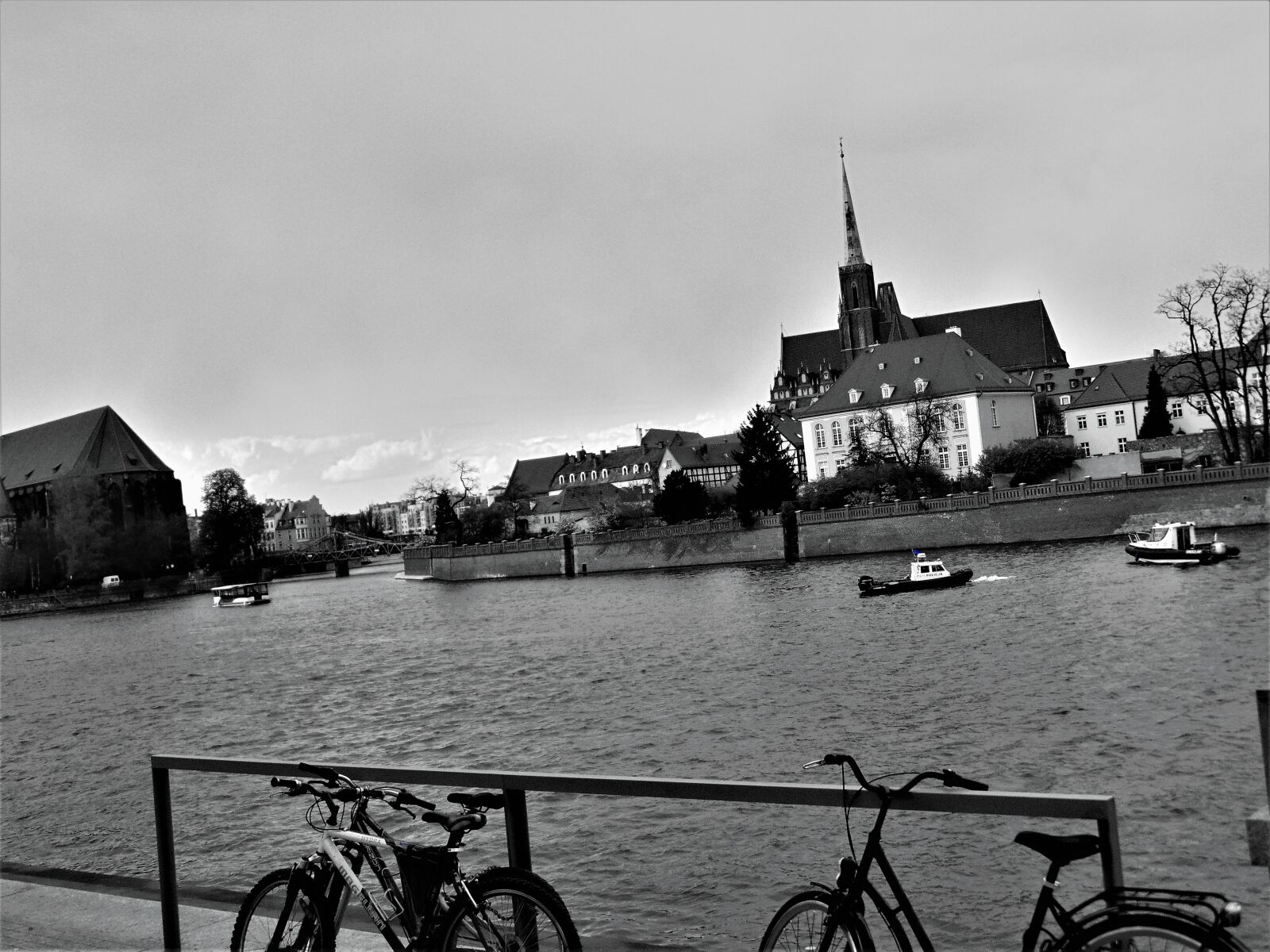 Sony Cyber-shot DSC-H300 sample photo. Black, and, white, city photography