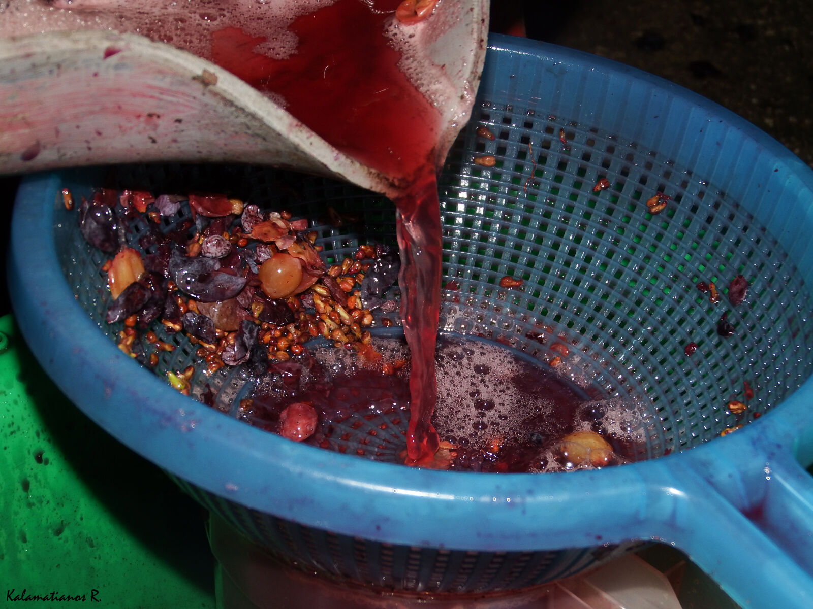 Fujifilm FinePix S1 sample photo. Fluid, fluid, flow, grape photography