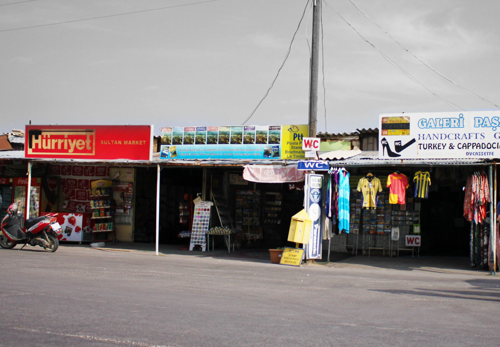 Canon EF-S 18-55mm F3.5-5.6 IS sample photo. Black, and, white, desolate photography