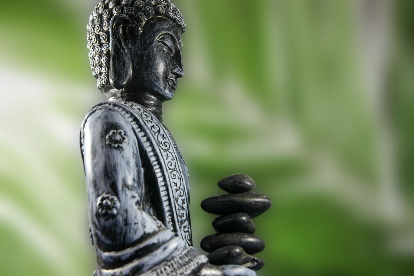 18.0 - 135.0 mm sample photo. Buddha, figure, bronze statue photography