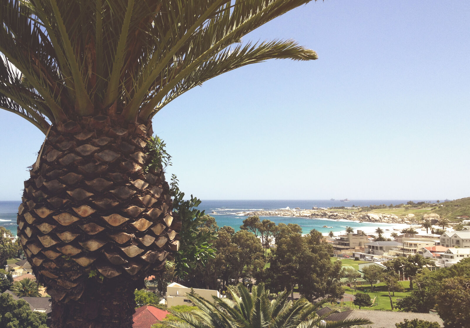 Apple iPhone 4S sample photo. Sea, city, sky, beach photography