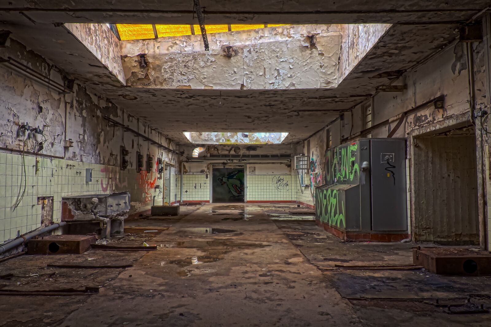 Olympus OM-D E-M10 sample photo. Lost places, hall, pforphoto photography