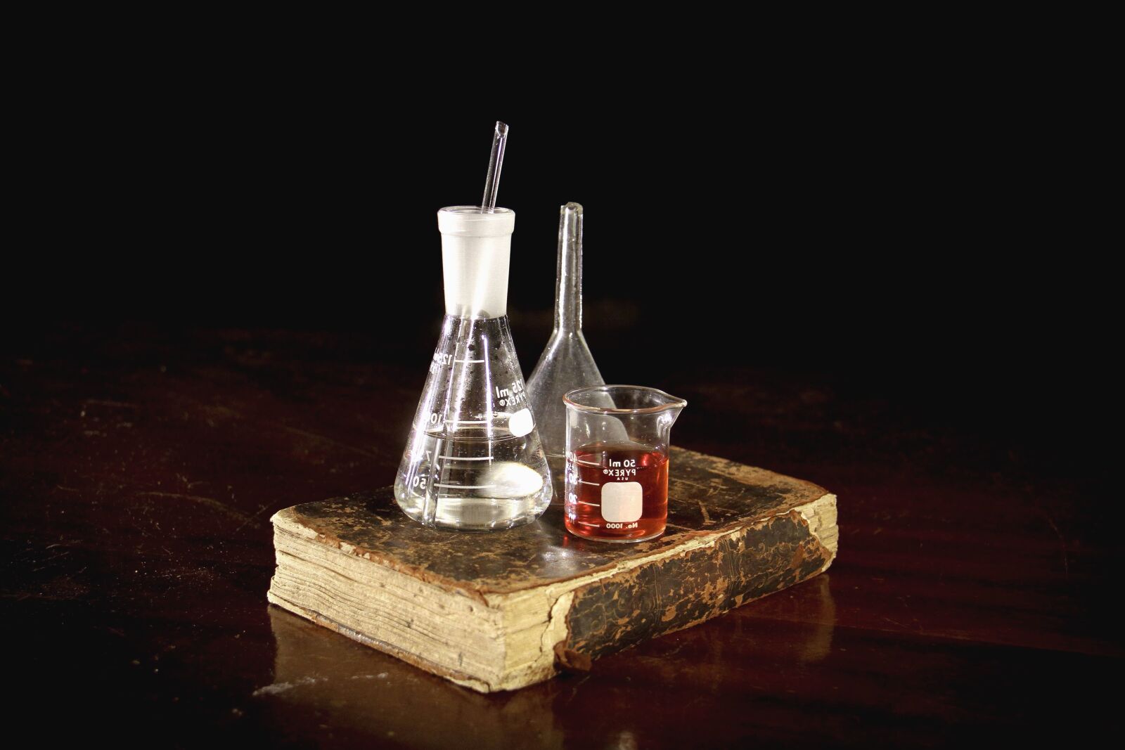 Canon EOS 7D sample photo. Glass, reagent, book, laboratory photography