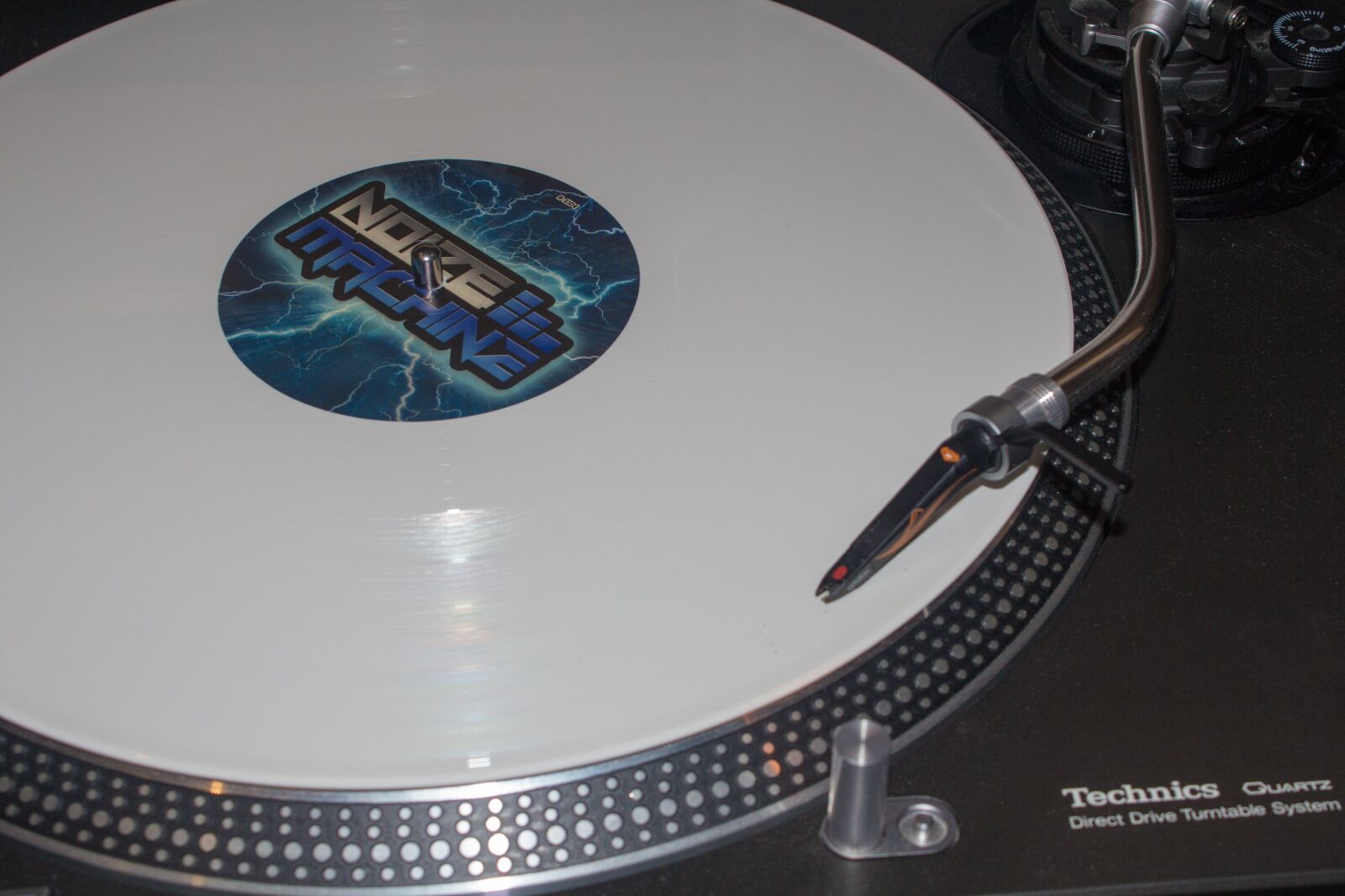Canon EOS 650D (EOS Rebel T4i / EOS Kiss X6i) sample photo. Vinyl record, noize machine photography