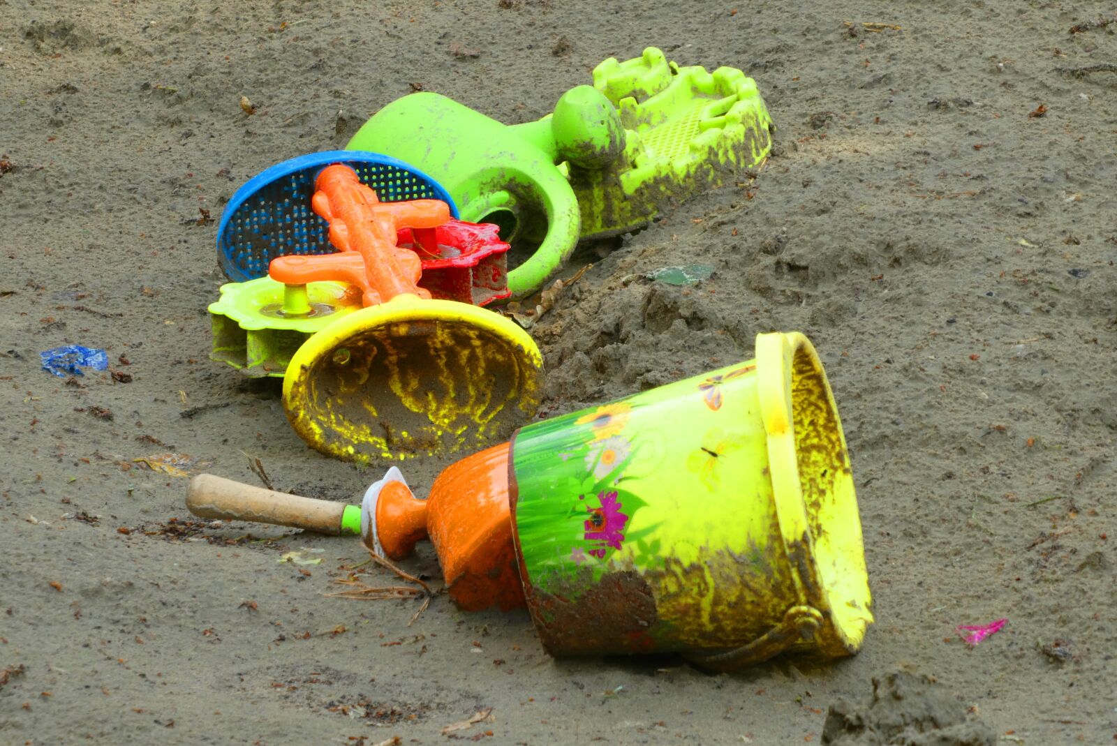 Panasonic Lumix DC-ZS70 (Lumix DC-TZ90) sample photo. Toys, bucket, shovel photography