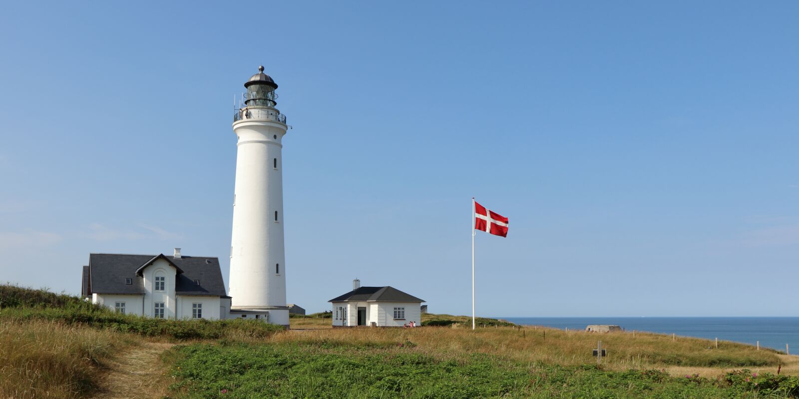 Canon EF-S 18-135mm F3.5-5.6 IS USM sample photo. Guy, lighthouse, flag photography