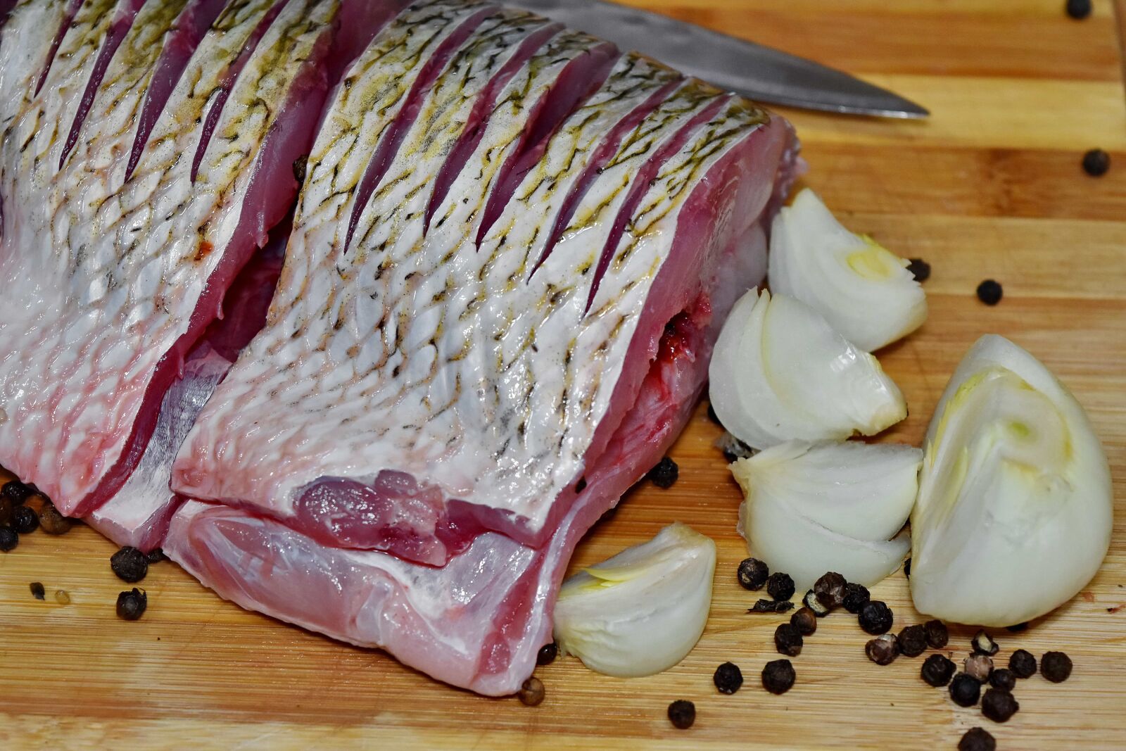 Nikon D5500 sample photo. Fresh water, knife, onion photography