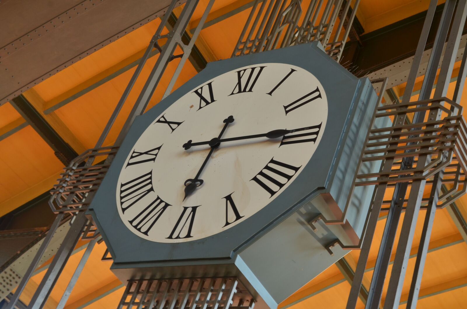 Nikon D7000 sample photo. Hamburg, railway station, clock photography