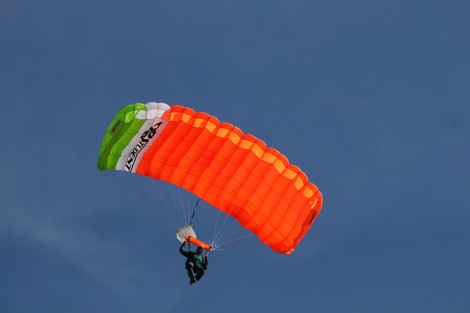 Canon EOS 500D (EOS Rebel T1i / EOS Kiss X3) sample photo. Parachute, flying, paragliding photography