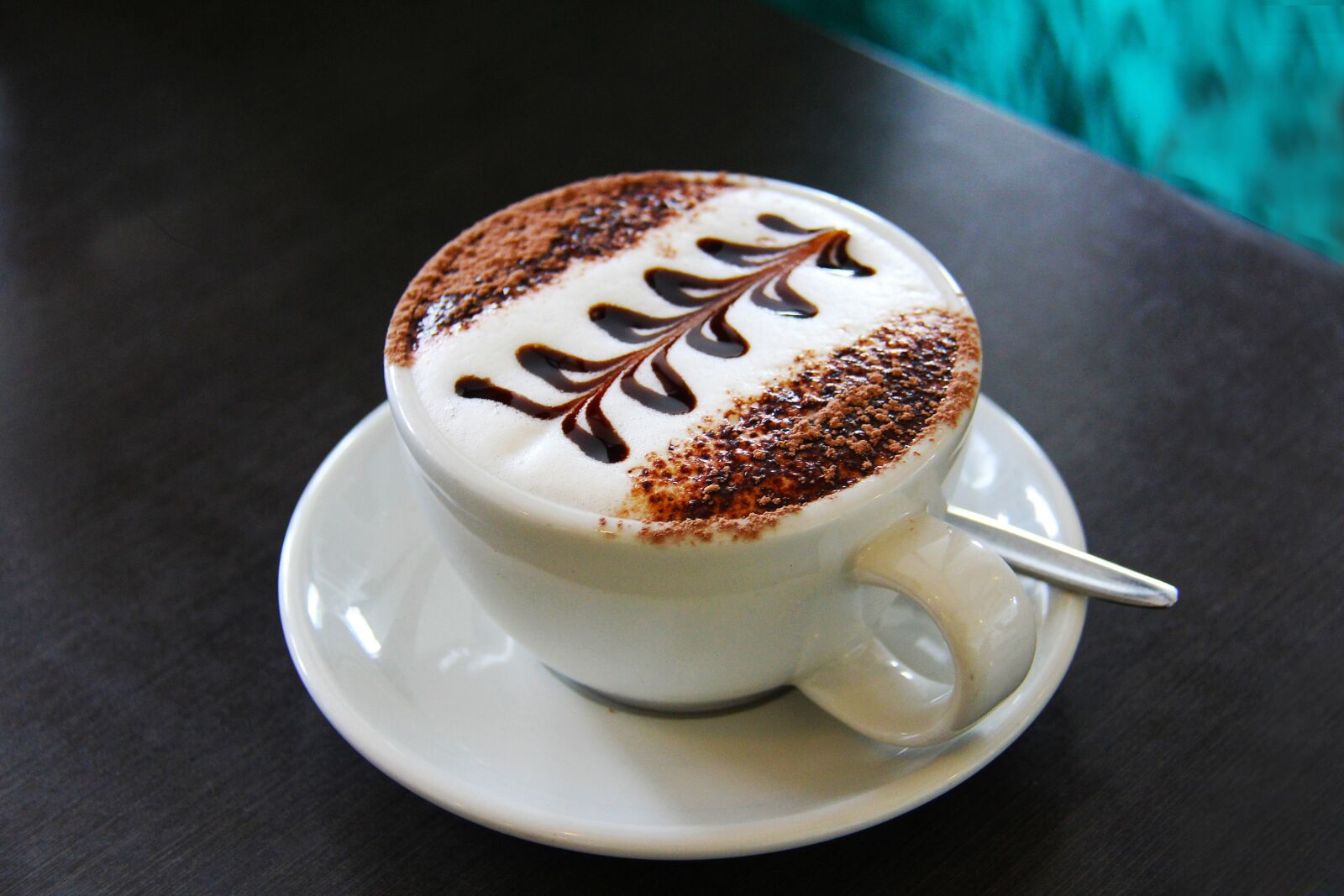 Canon EF-S 18-200mm F3.5-5.6 IS sample photo. Latte, cappuccino, flat white photography