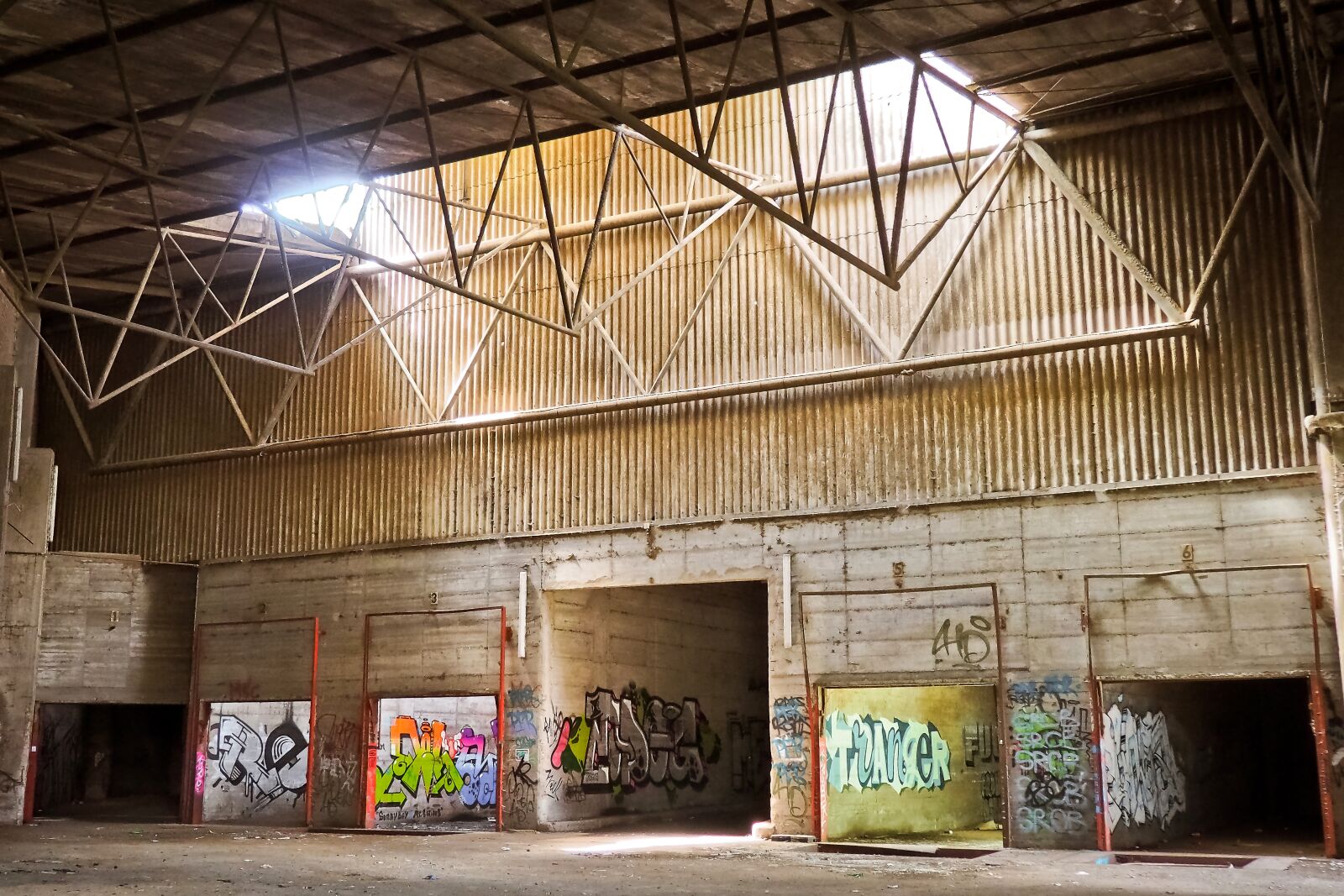 Olympus OM-D E-M10 sample photo. Lost places, rooms, abandoned photography