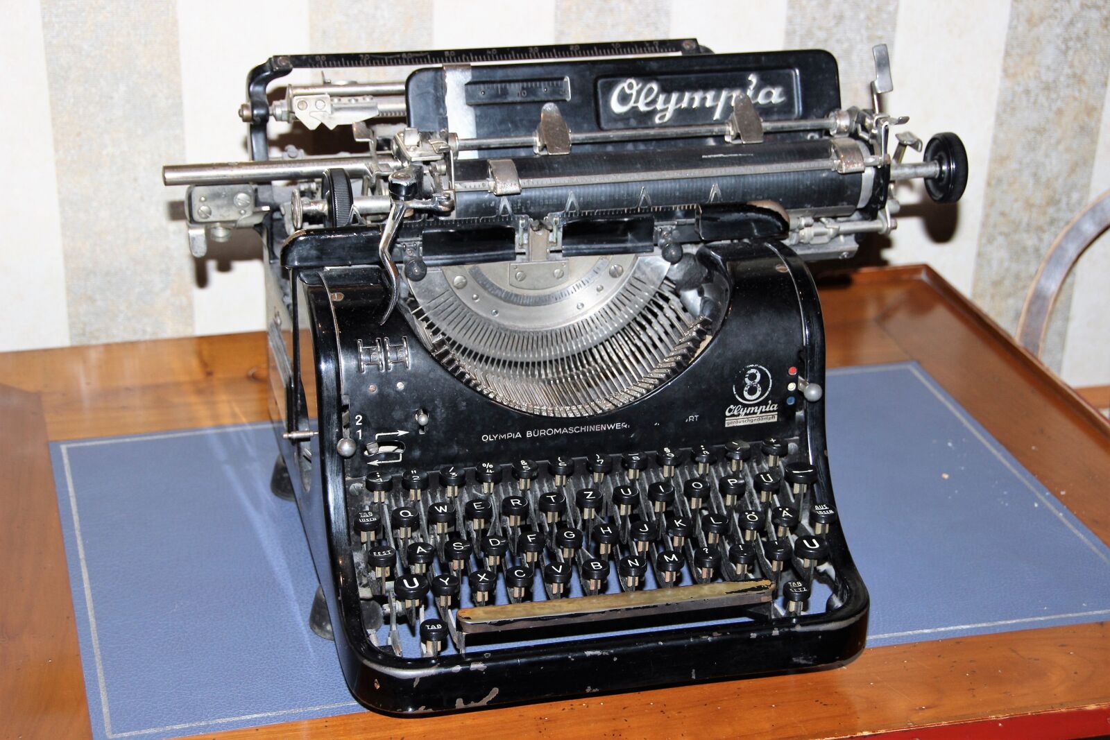 Canon EOS 600D (Rebel EOS T3i / EOS Kiss X5) sample photo. Typewriter, old, antique photography