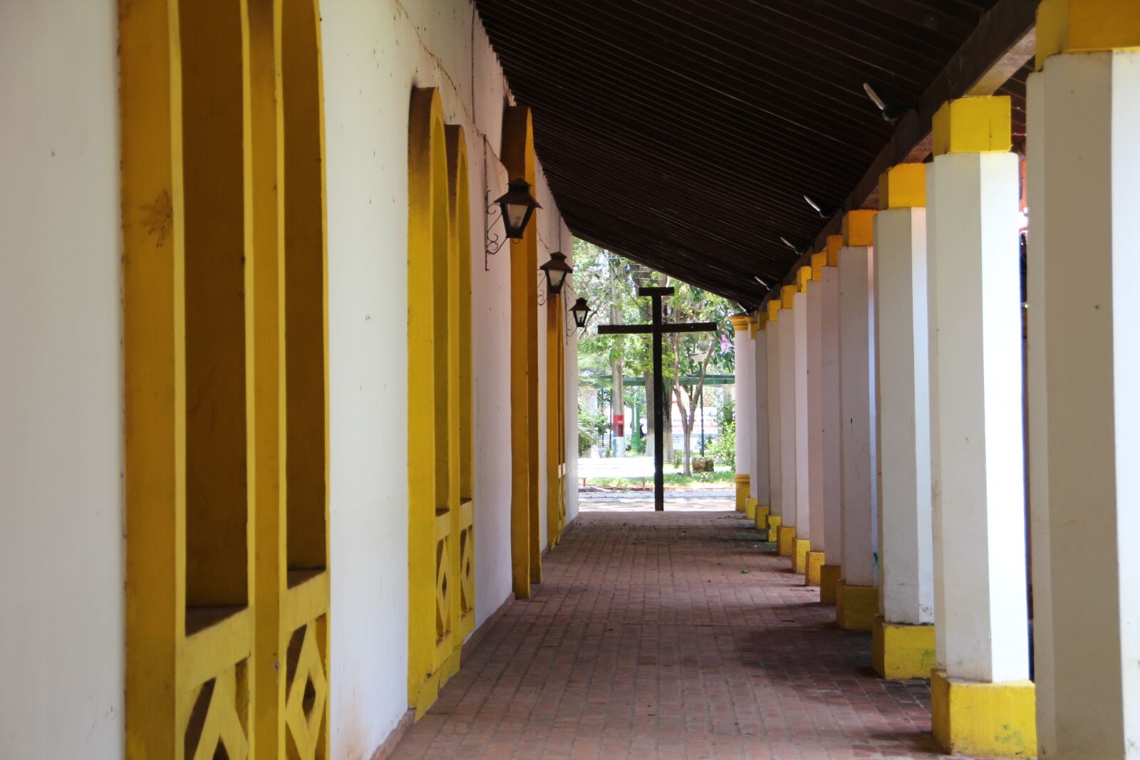 Canon EOS 600D (Rebel EOS T3i / EOS Kiss X5) sample photo. Floor, away, colonial style photography