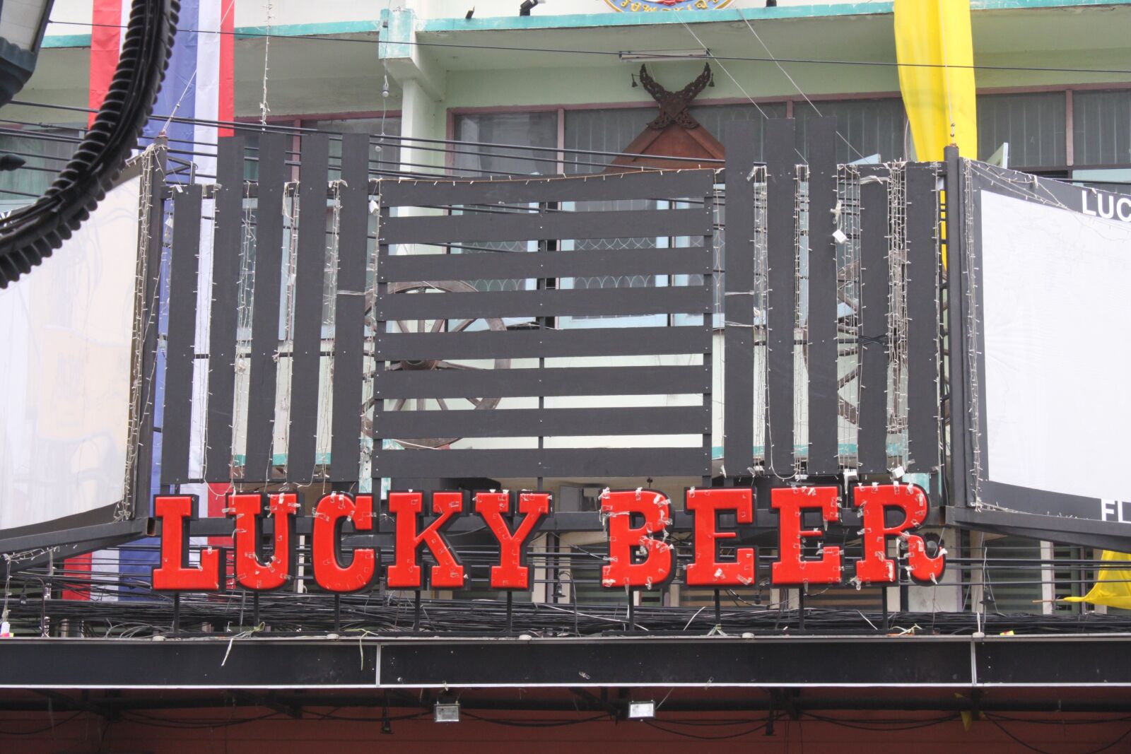 Canon EOS 500D (EOS Rebel T1i / EOS Kiss X3) sample photo. Lucky beer, pub, bangkok photography