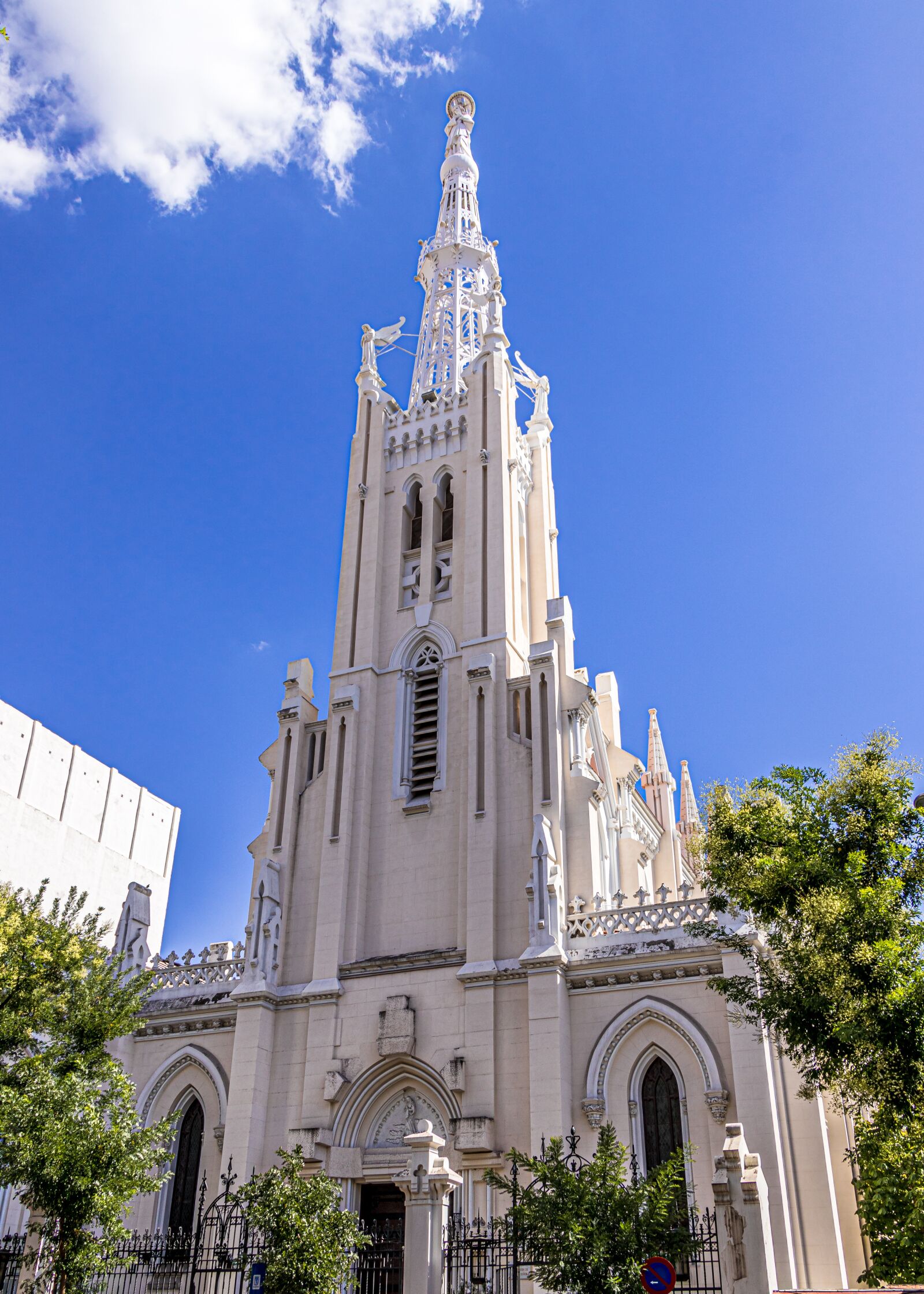 Canon EF-S 18-135mm F3.5-5.6 IS USM sample photo. Madrid, church, architecture photography