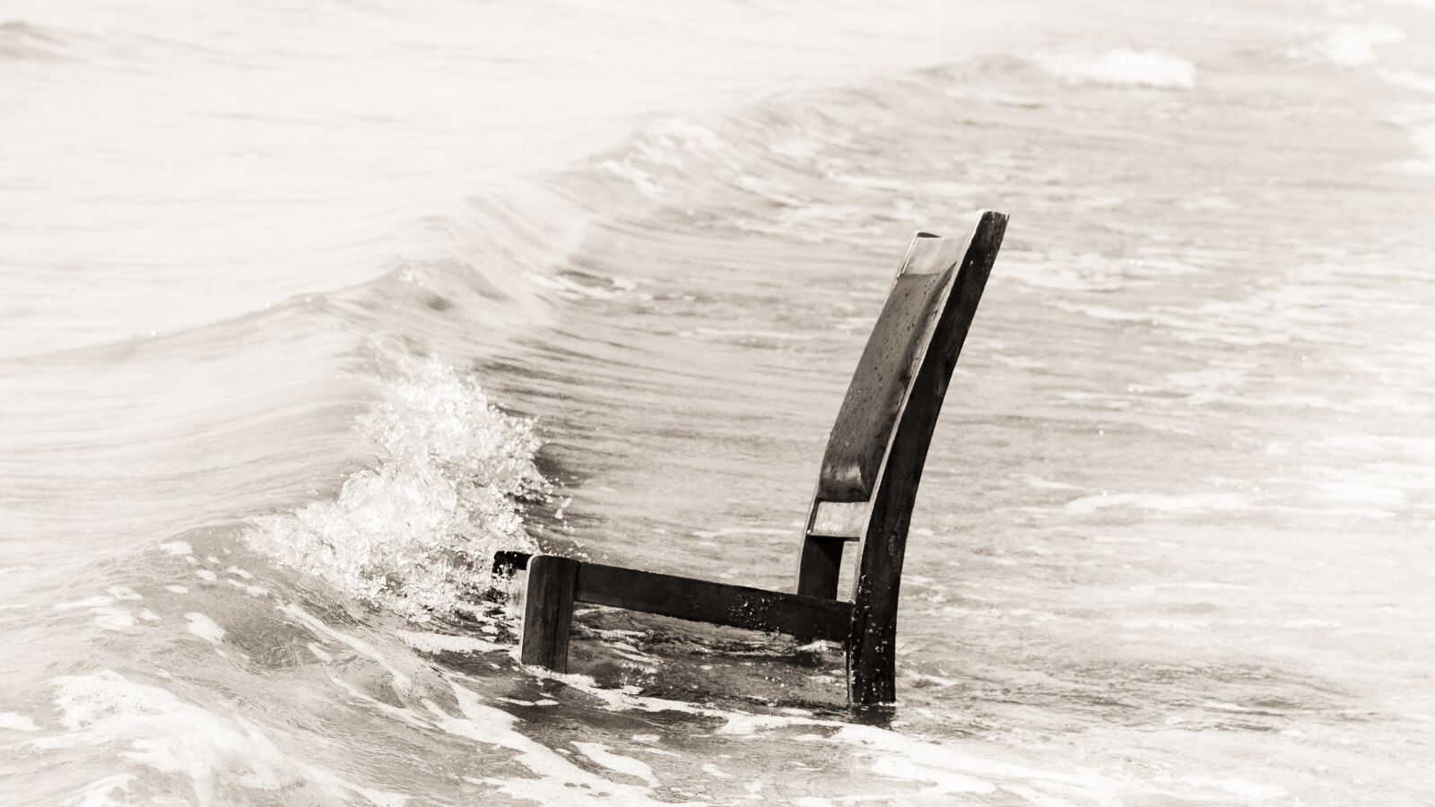 Canon EOS 100D (EOS Rebel SL1 / EOS Kiss X7) + Canon EF 40mm F2.8 STM sample photo. Chair, abandoned, wave photography