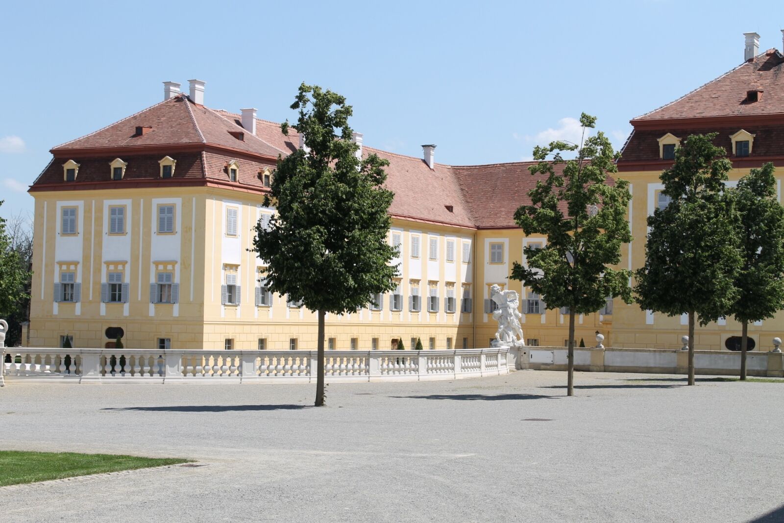Canon EOS 1100D (EOS Rebel T3 / EOS Kiss X50) sample photo. Castle court, marchfeld, lower photography