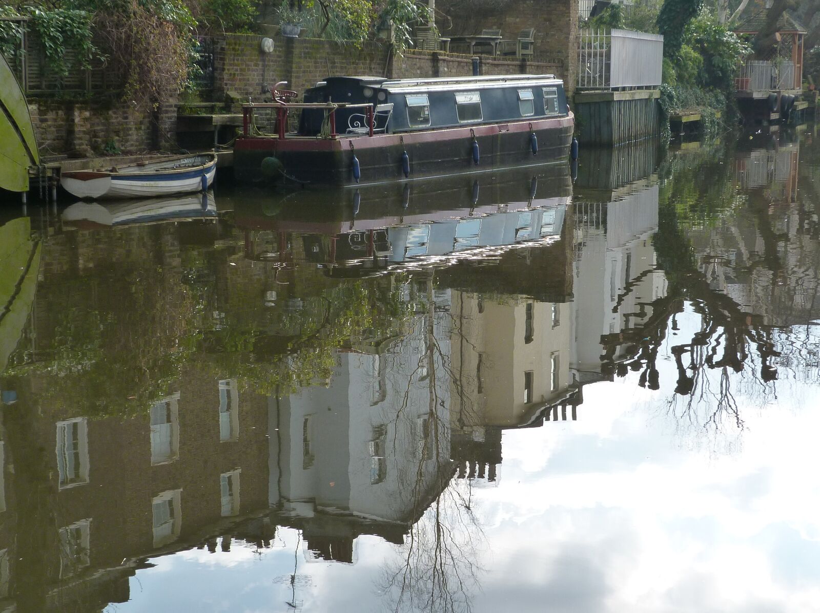 Panasonic Lumix DMC-FZ40 (Lumix DMC-FZ45) sample photo. Camden town, canal, boats photography
