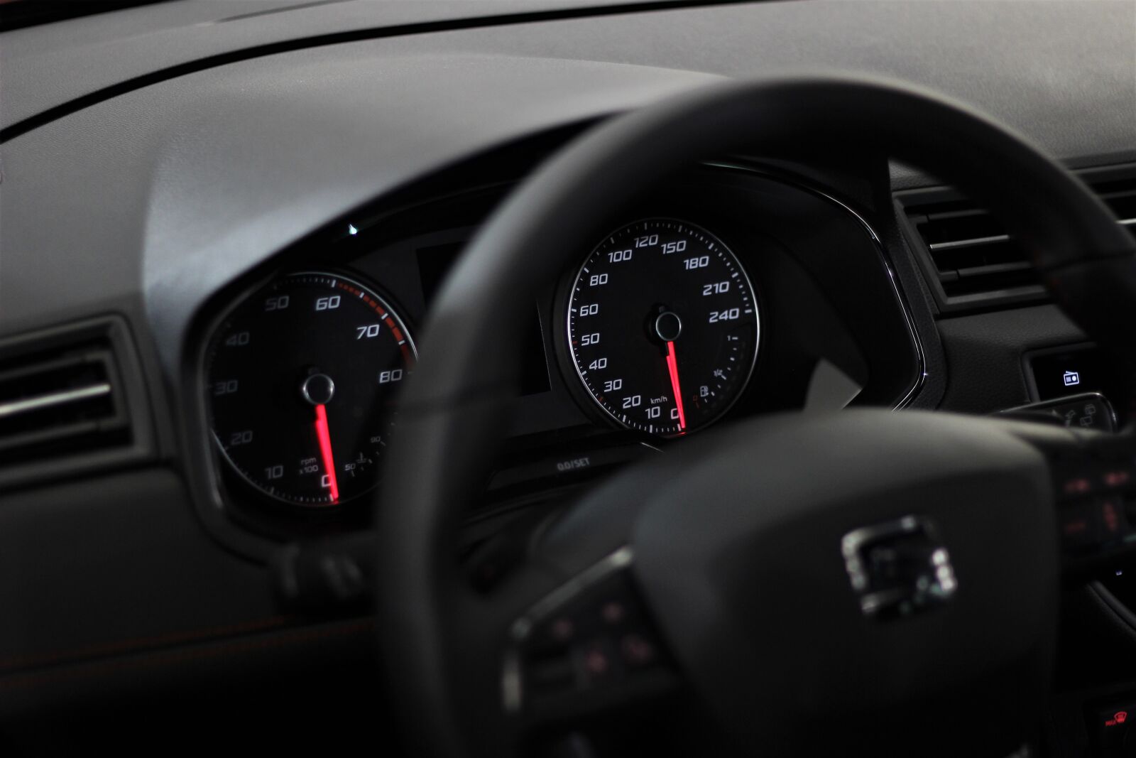 Canon EOS 600D (Rebel EOS T3i / EOS Kiss X5) + Canon EF 50mm F1.8 II sample photo. Car, seat arona, auto photography