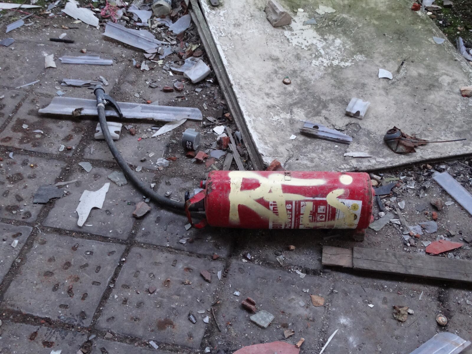 Sony Cyber-shot DSC-HX300 sample photo. Fire extinguisher, old, defect photography