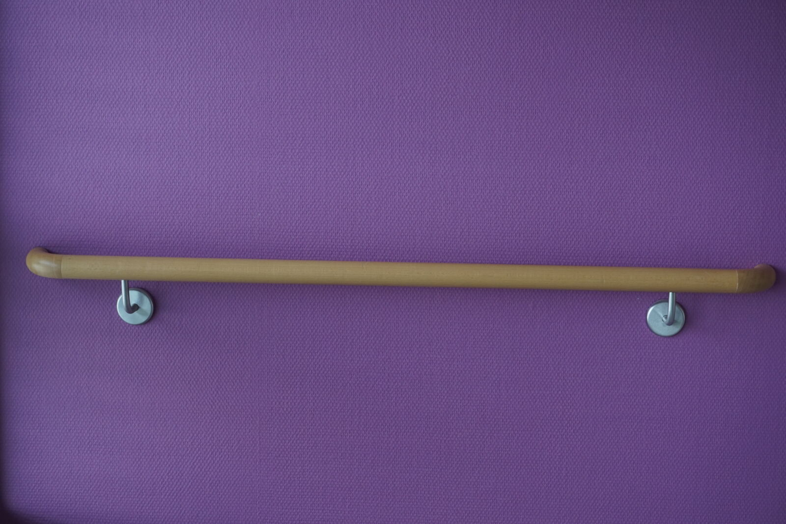 Sony E 16-50mm F3.5-5.6 PZ OSS sample photo. Couleurs, escalier, marche, mur photography