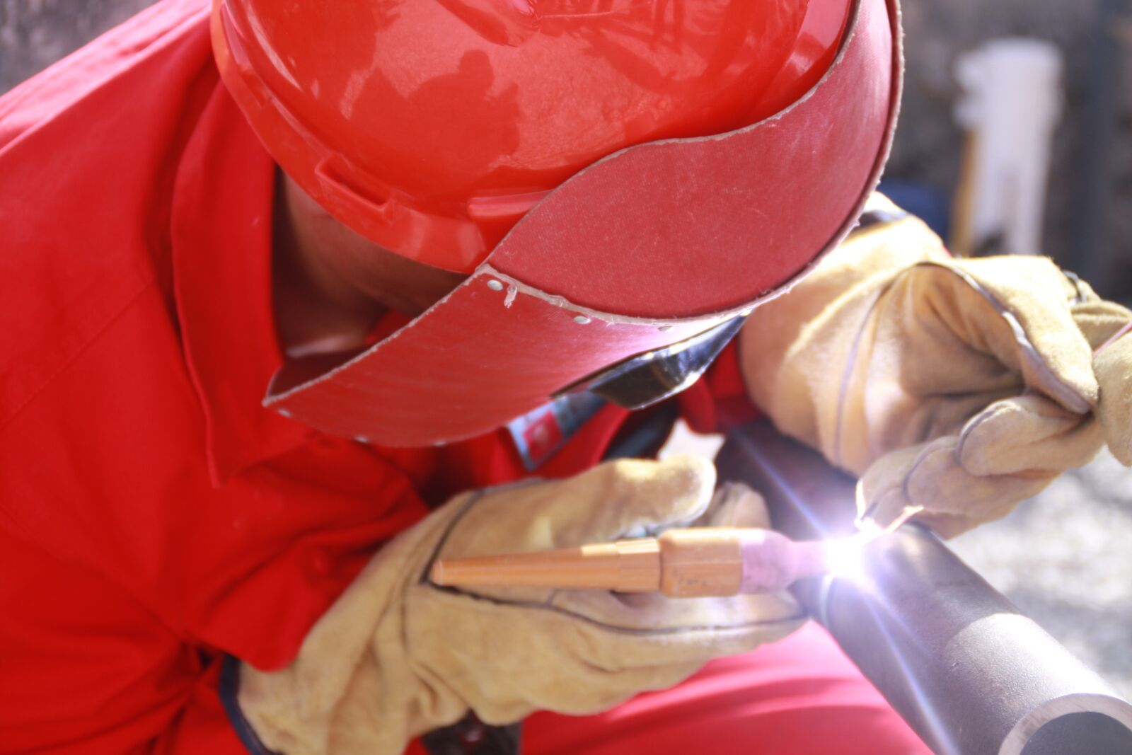 Canon EOS 450D (EOS Rebel XSi / EOS Kiss X2) sample photo. Oil workers, welding, pipeline photography