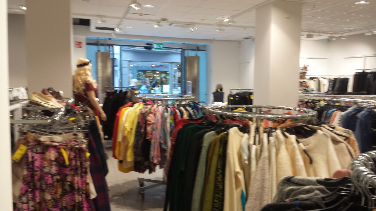 Samsung Galaxy S4 sample photo. Garage sale, second-hand, fabrics photography