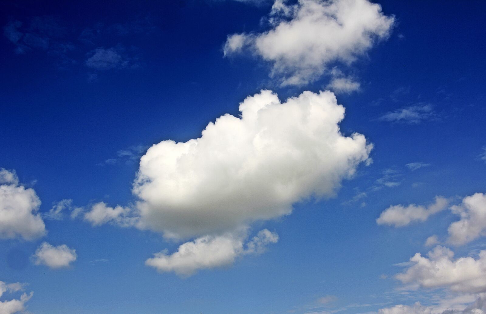 Canon EOS 550D (EOS Rebel T2i / EOS Kiss X4) sample photo. Clouds, sky, blue photography