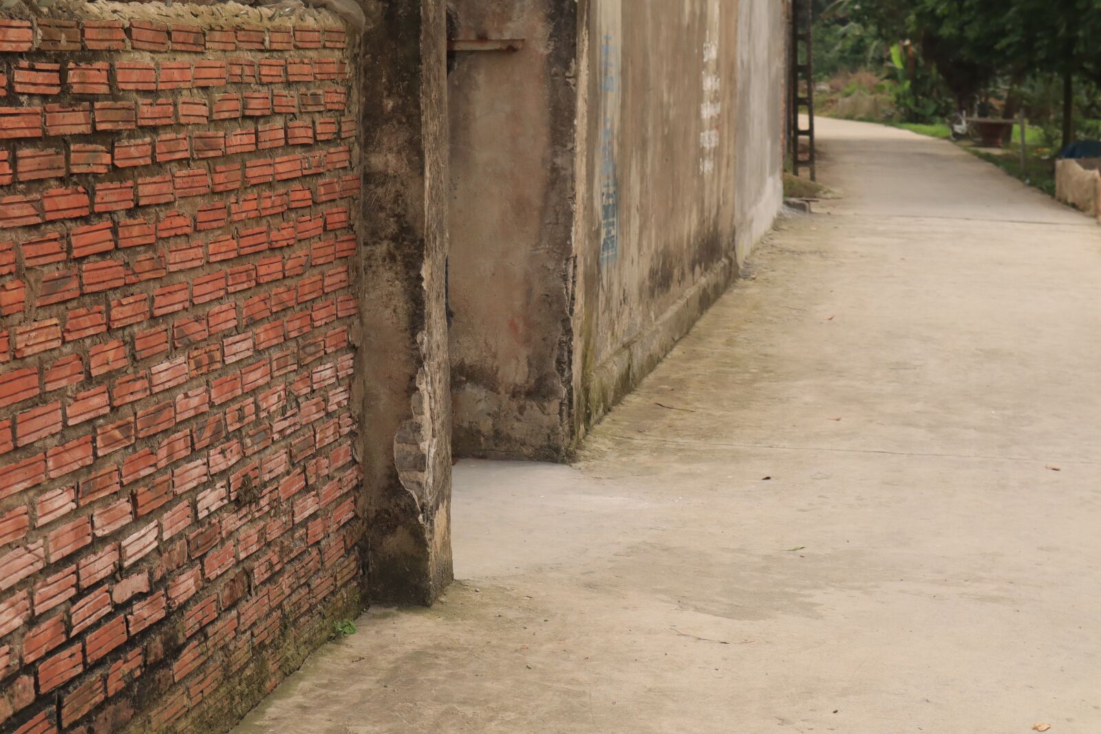Canon EOS M50 (EOS Kiss M) sample photo. Lane, tiles, street photography