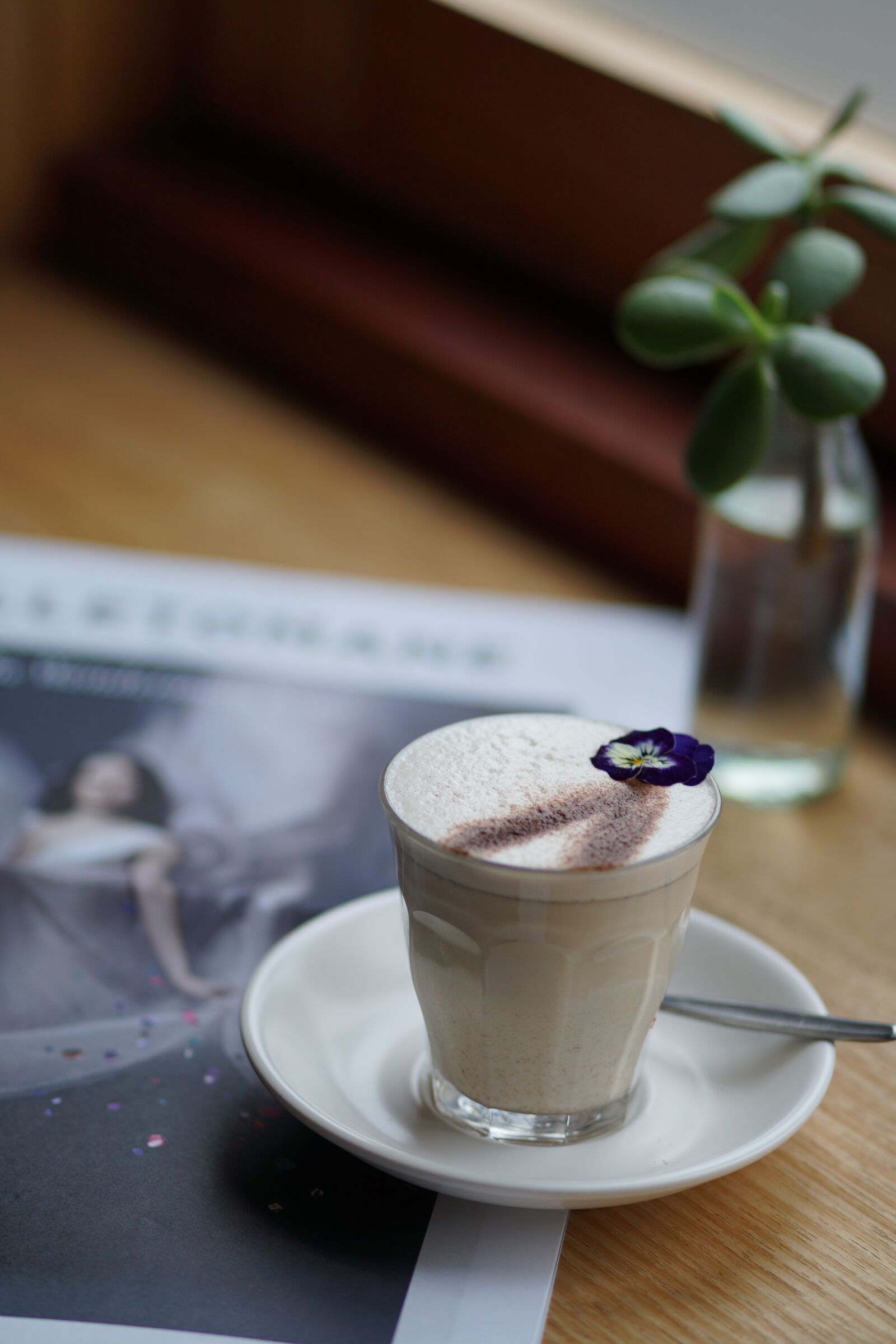 Sony a6000 + Sony FE 85mm F1.8 sample photo. Chai, latte, cafe photography