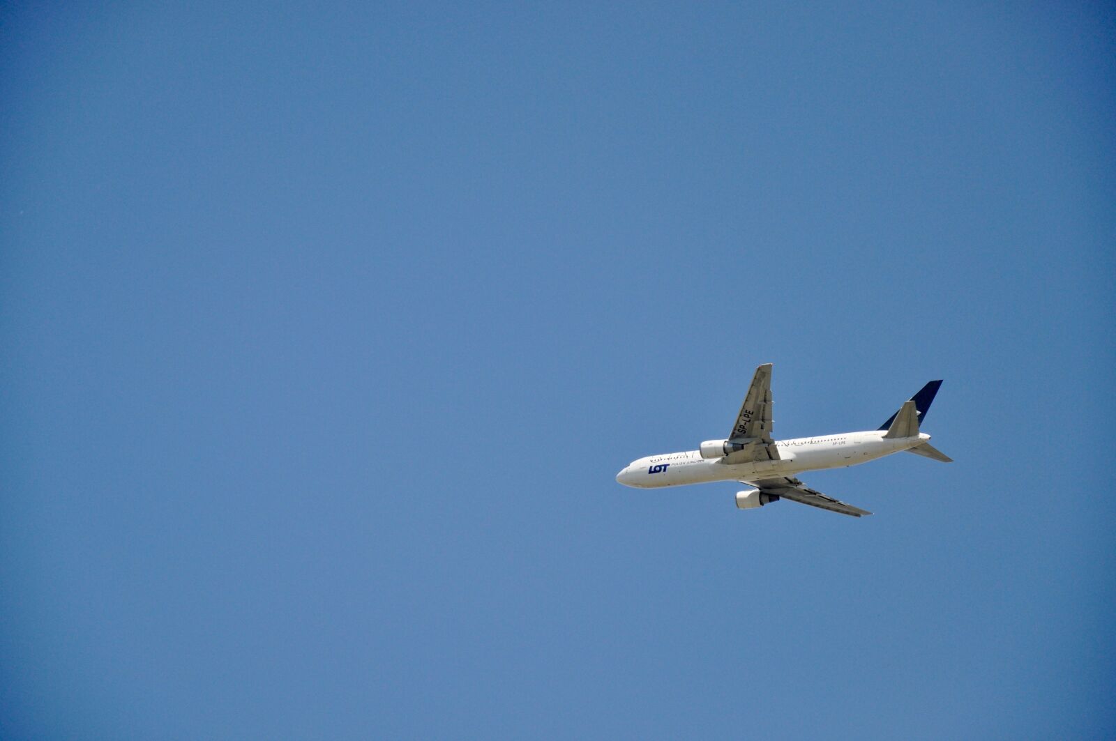 Nikon D90 sample photo. The plane, sky, flight photography