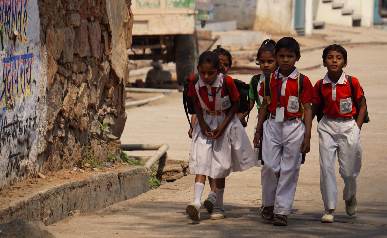Sony E 55-210mm F4.5-6.3 OSS sample photo. Indian holiday, school children photography