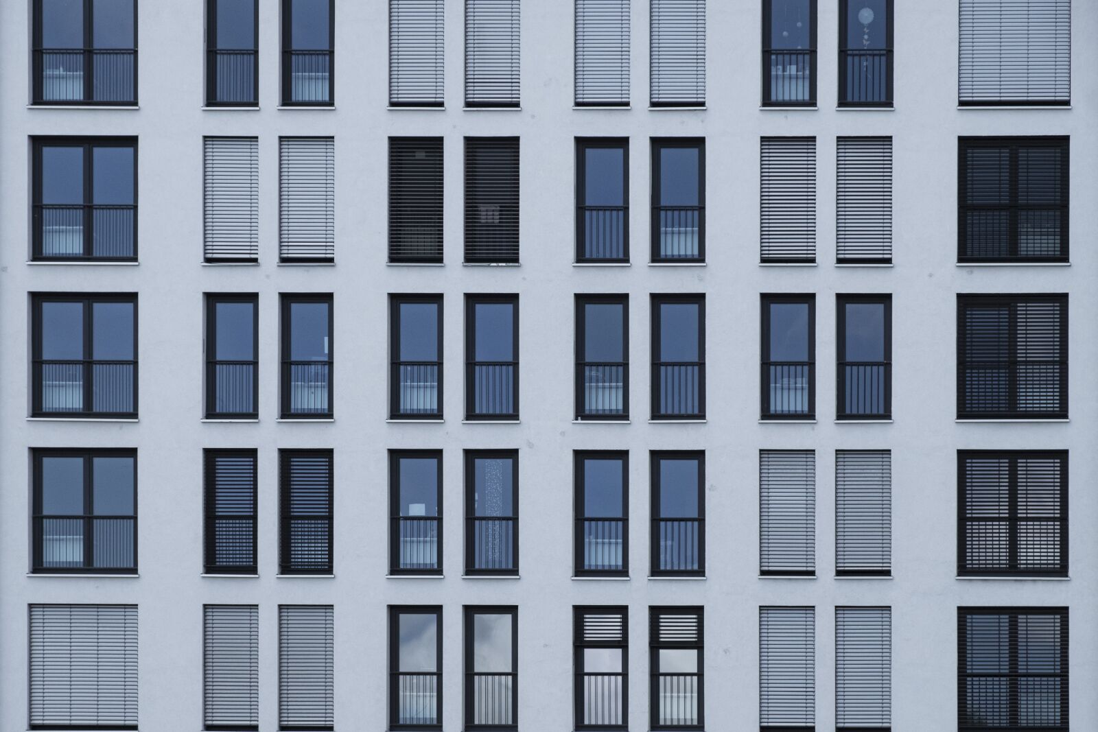 Fujifilm XF 18-55mm F2.8-4 R LM OIS sample photo. Facade, building, window photography