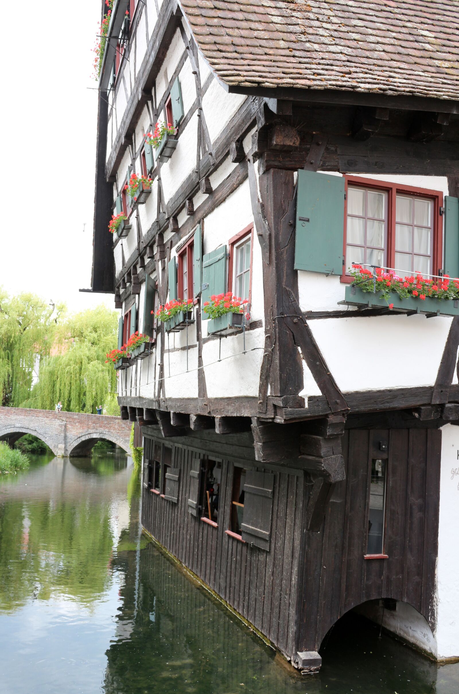 Canon EOS 650D (EOS Rebel T4i / EOS Kiss X6i) + Canon EF-S 18-55mm F3.5-5.6 IS sample photo. Crooked house, ulm, historic photography