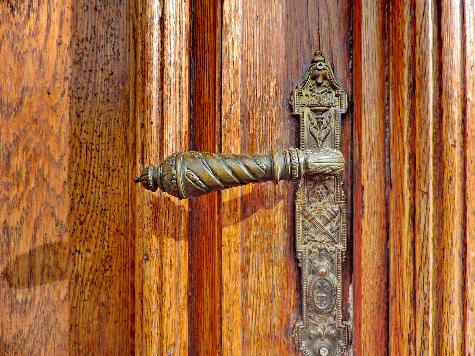 Nikon Coolpix P520 sample photo. Brass, ornament, wood, old photography