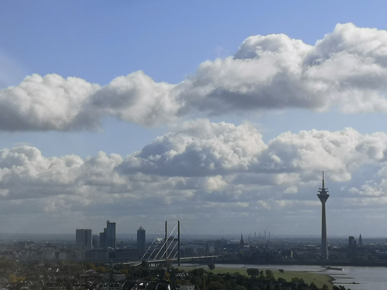HUAWEI P20 sample photo. Düsseldorf, bridge, clouds photography