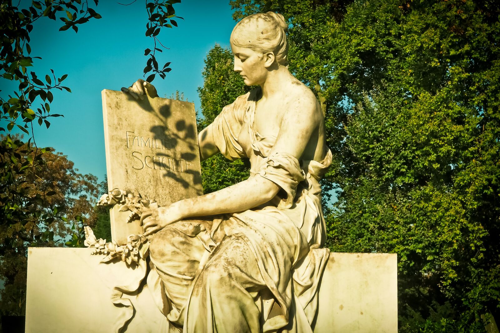 Olympus OM-D E-M10 sample photo. Cemetery, grave, tombstone photography
