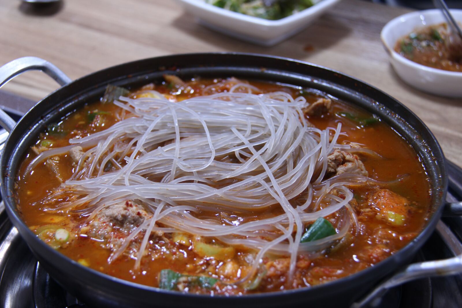 Canon EF-S 18-200mm F3.5-5.6 IS sample photo. Ribs stew, pot stew photography