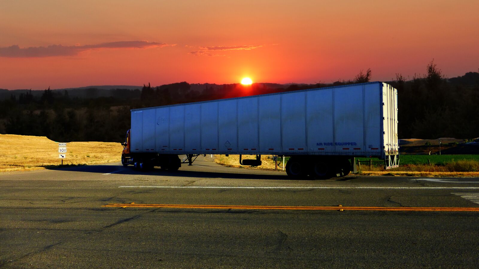Panasonic Lumix DMC-ZS25 (Lumix DMC-TZ35) sample photo. Sunset, truck american, transport photography