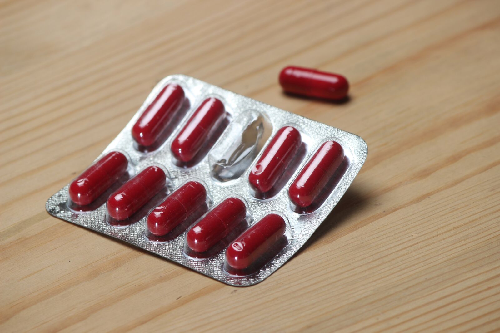 Canon EOS 600D (Rebel EOS T3i / EOS Kiss X5) sample photo. Red, capsule, medicine photography