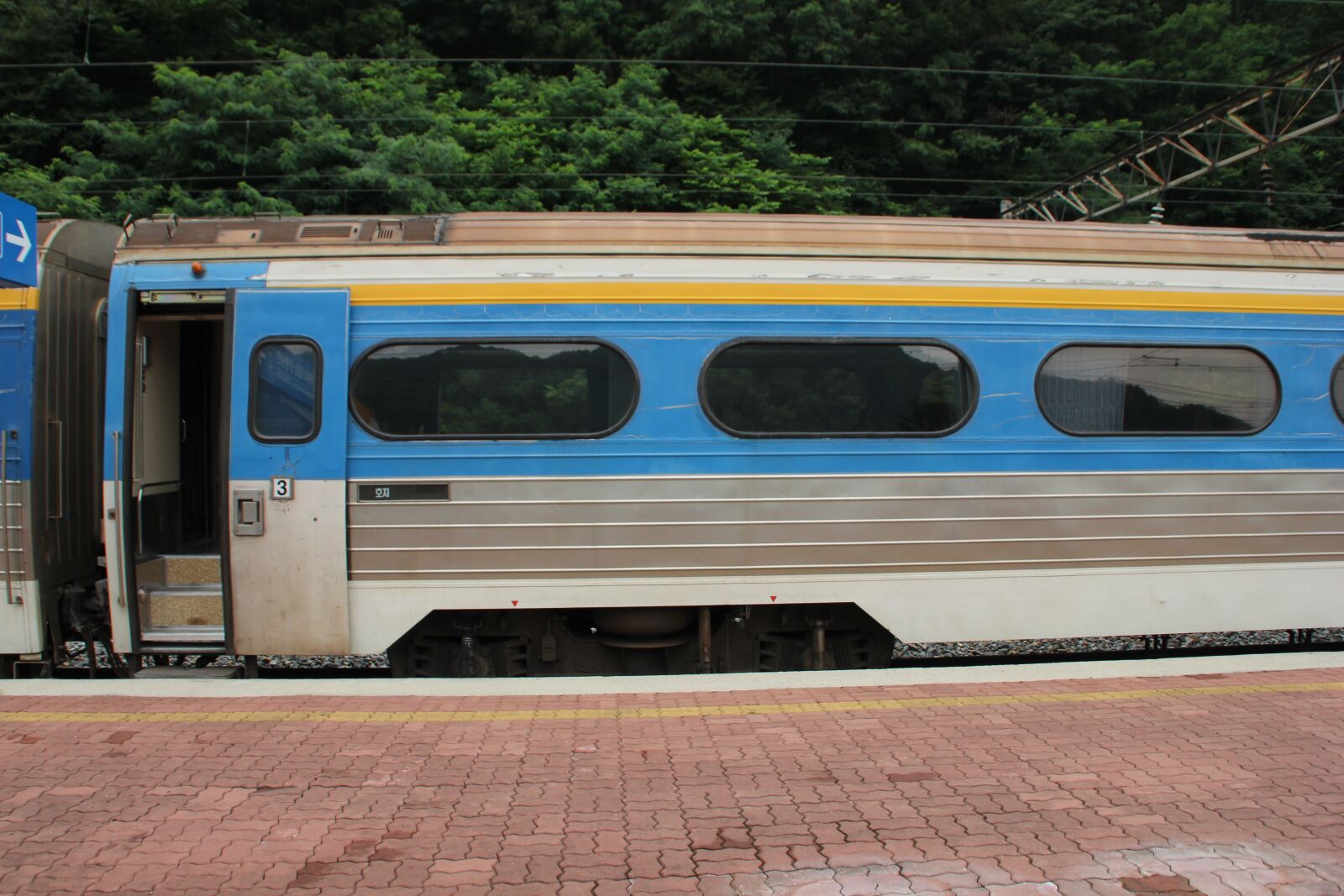 Canon EOS 600D (Rebel EOS T3i / EOS Kiss X5) sample photo. Train, railway, passenger photography
