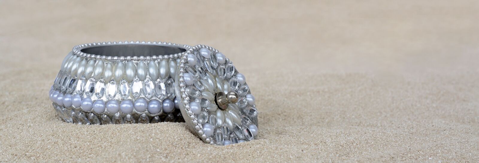 Nikon D7100 sample photo. Jewelry box, beads, gloss photography