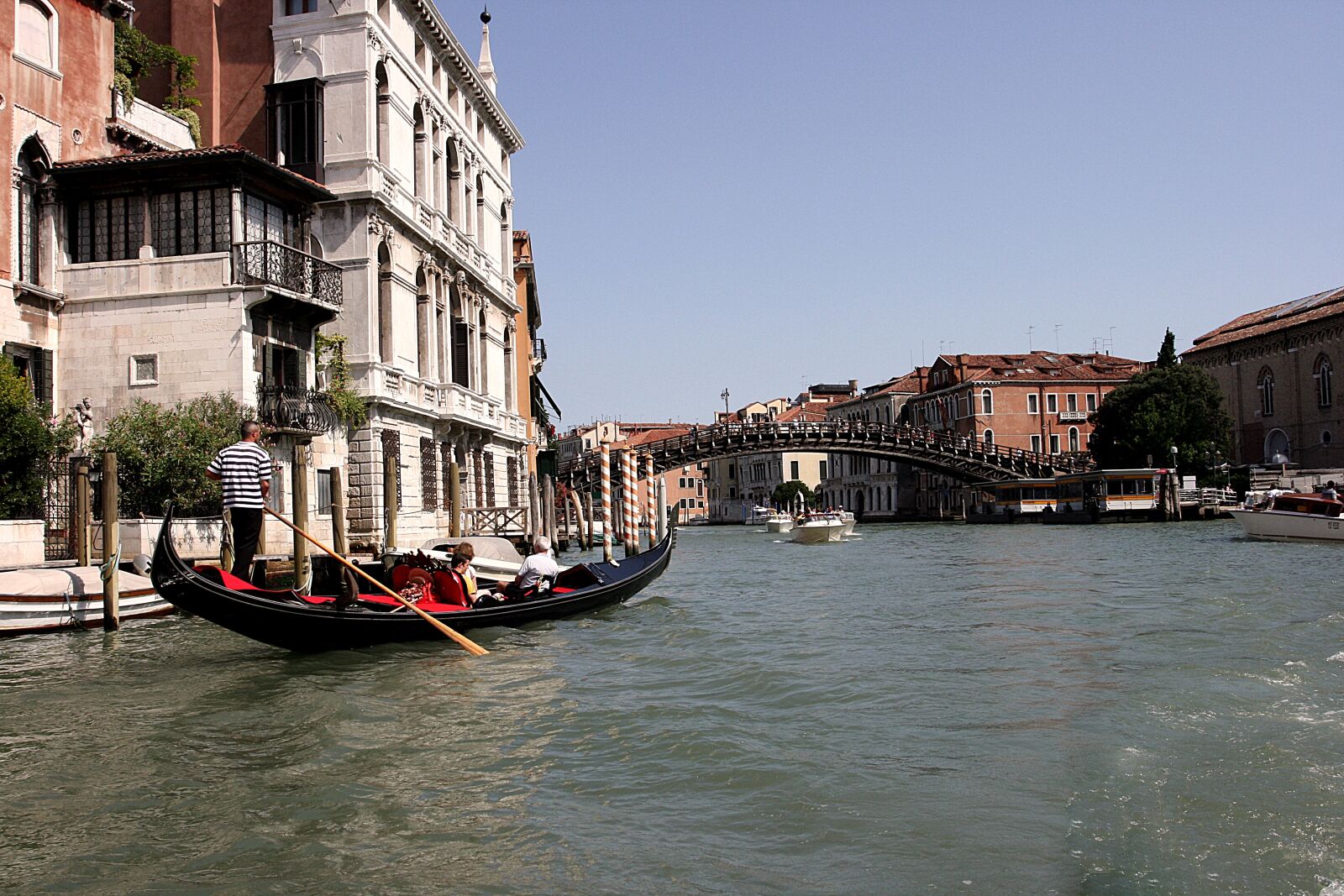 Canon EOS 400D (EOS Digital Rebel XTi / EOS Kiss Digital X) sample photo. Venice, gondolas, channel photography