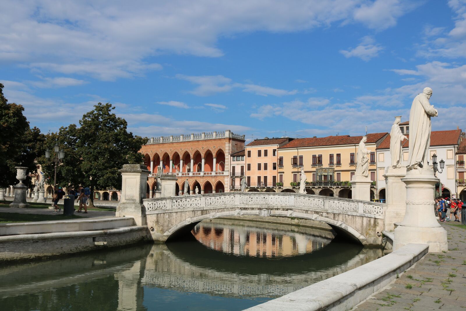 Canon EOS 750D (EOS Rebel T6i / EOS Kiss X8i) sample photo. Padova, italy, sculptures photography