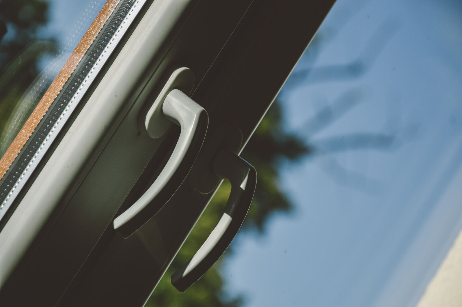 Nikon D3200 sample photo. Good, morning, handle, window photography