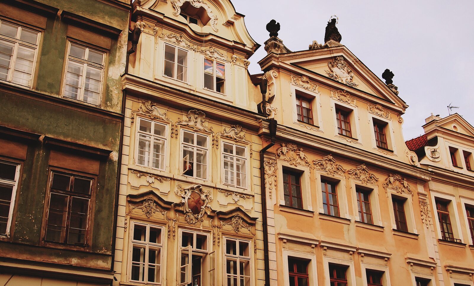 Olympus PEN E-PL1 sample photo. Buildings, windows, city photography