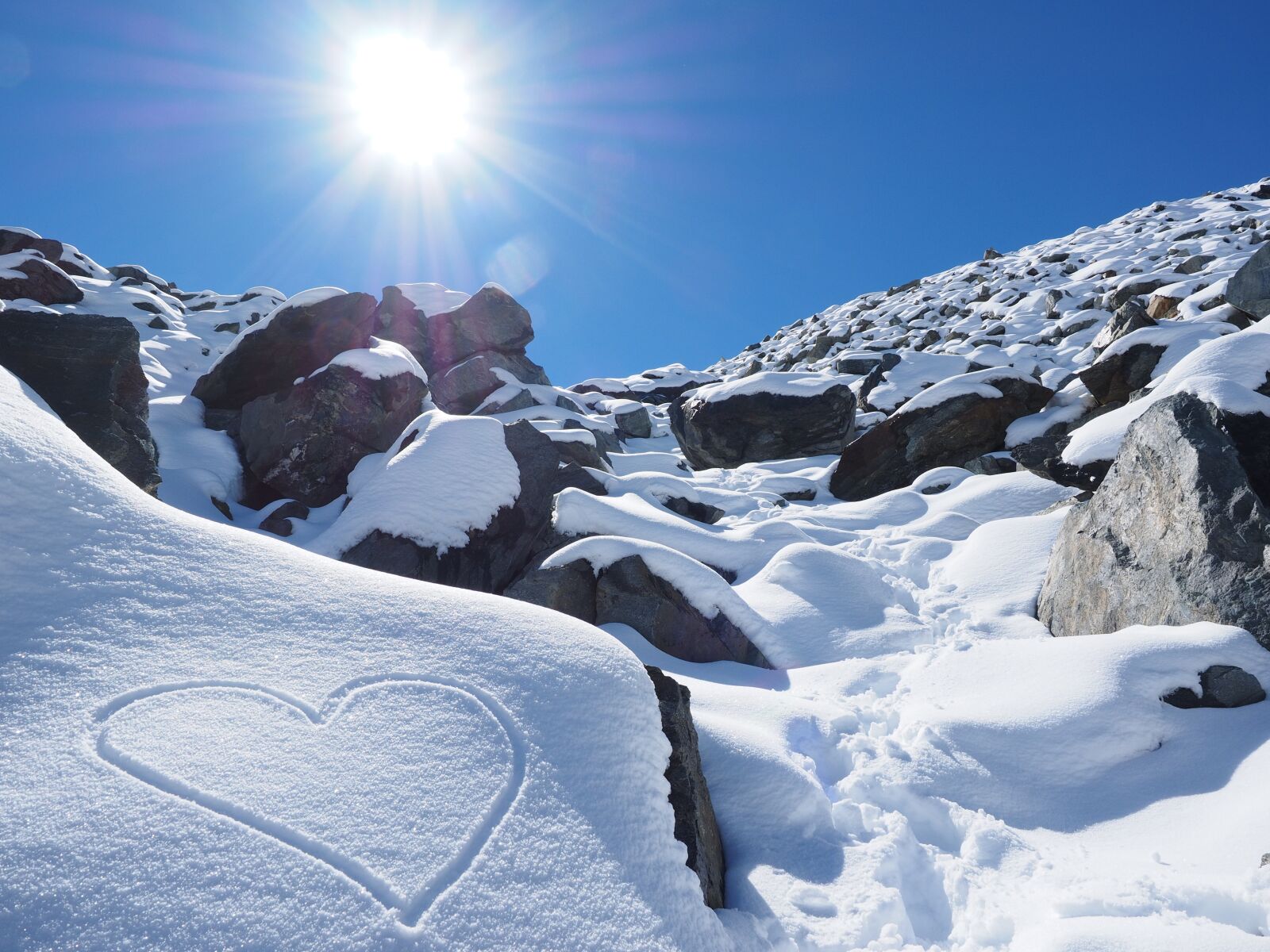 Olympus OM-D E-M1 + Olympus M.Zuiko Digital ED 12-40mm F2.8 Pro sample photo. Sun, snow, heart photography