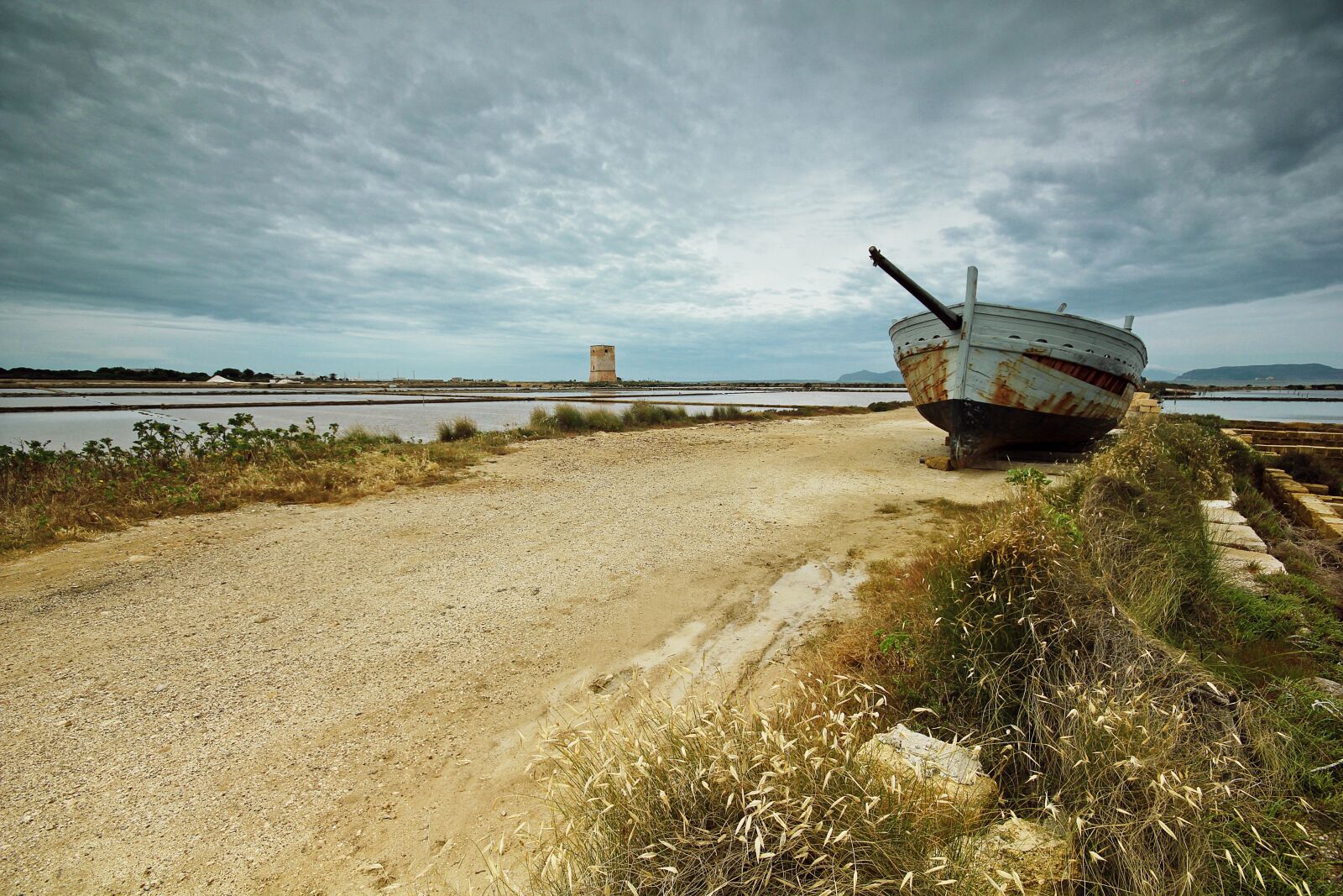 Canon EOS 550D (EOS Rebel T2i / EOS Kiss X4) sample photo. Sicily, drills, saline photography